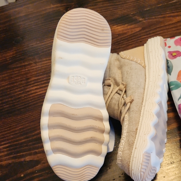 Hey Dude Beige Womens Boots - Picture 4 of 7